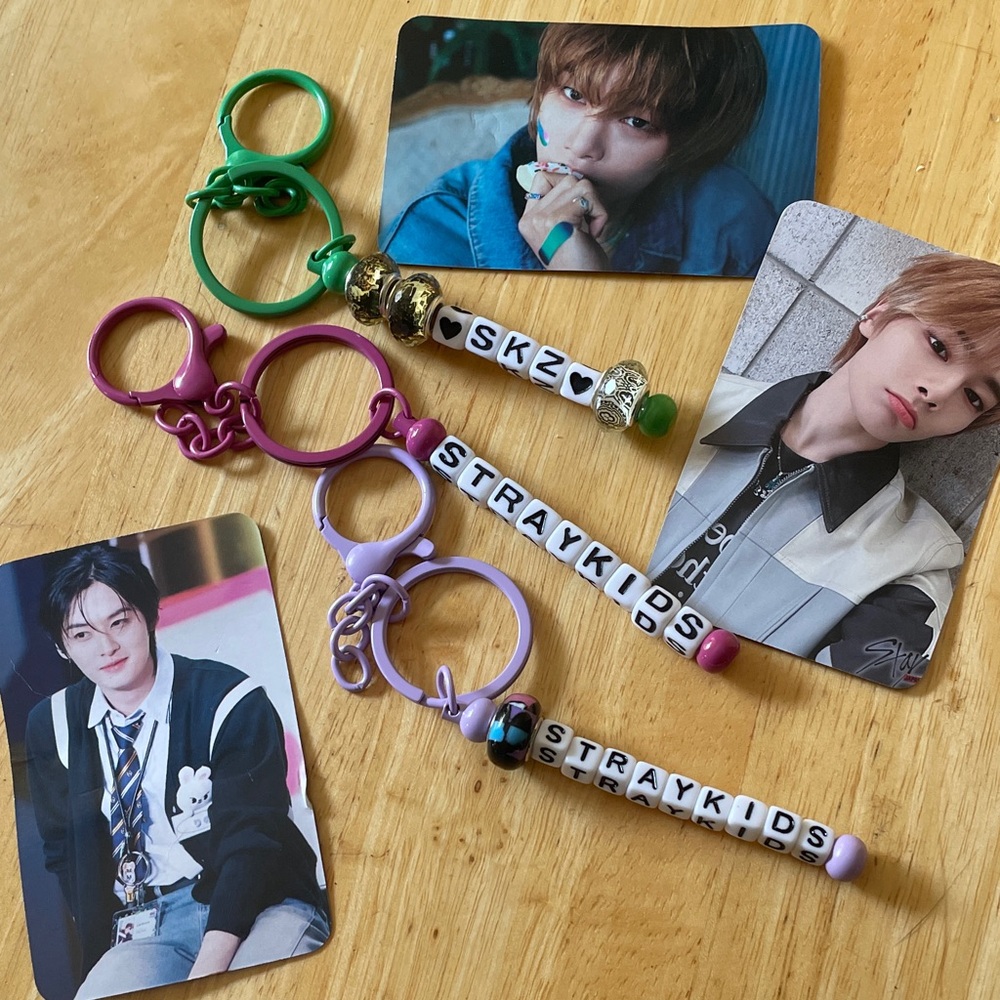 K-Pop Colorful Beaded Keychains with STRAYKIDS Letters and one photo card